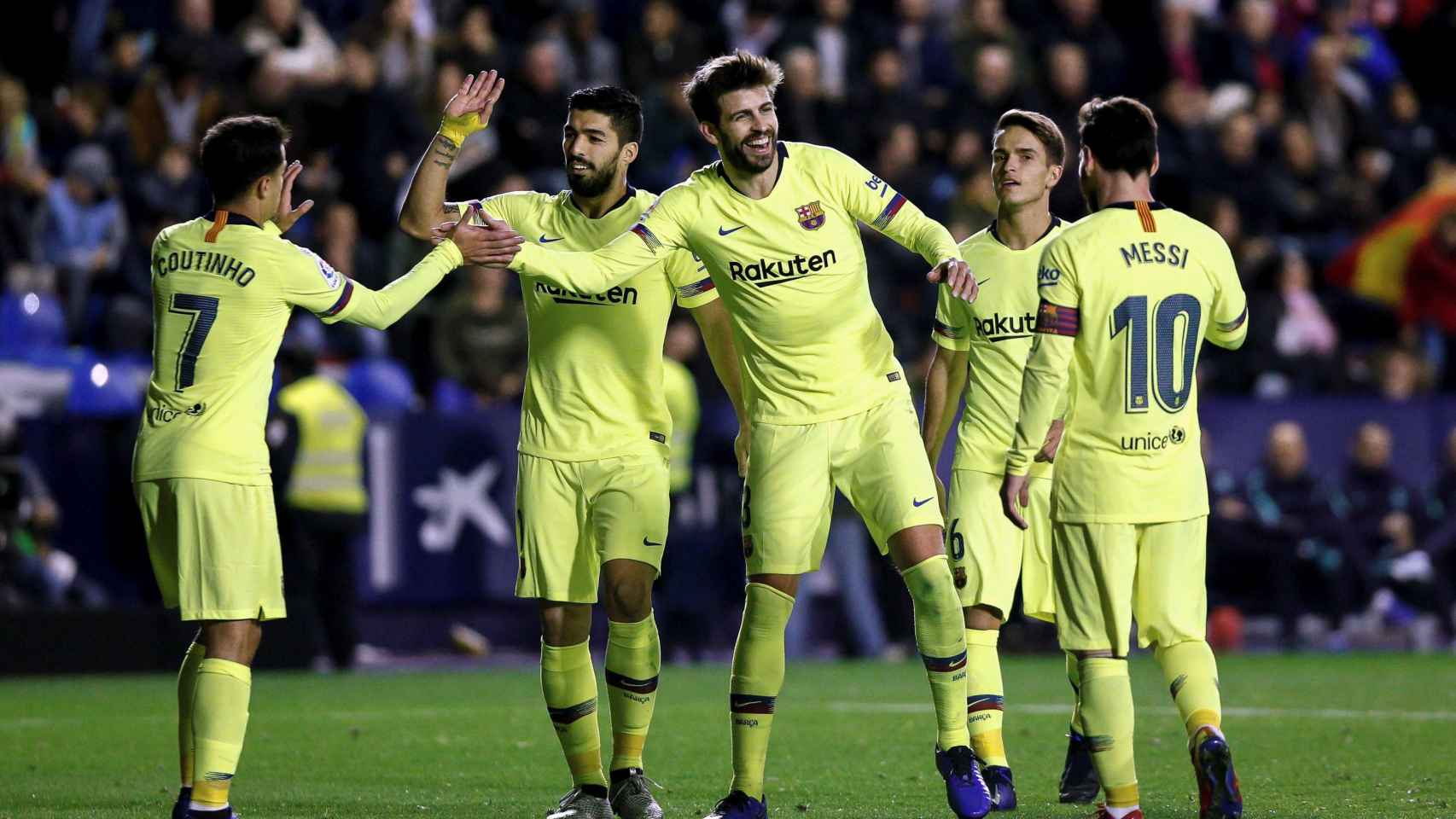 Gerard Piqué celebra su gol con sus compañeros / EFE