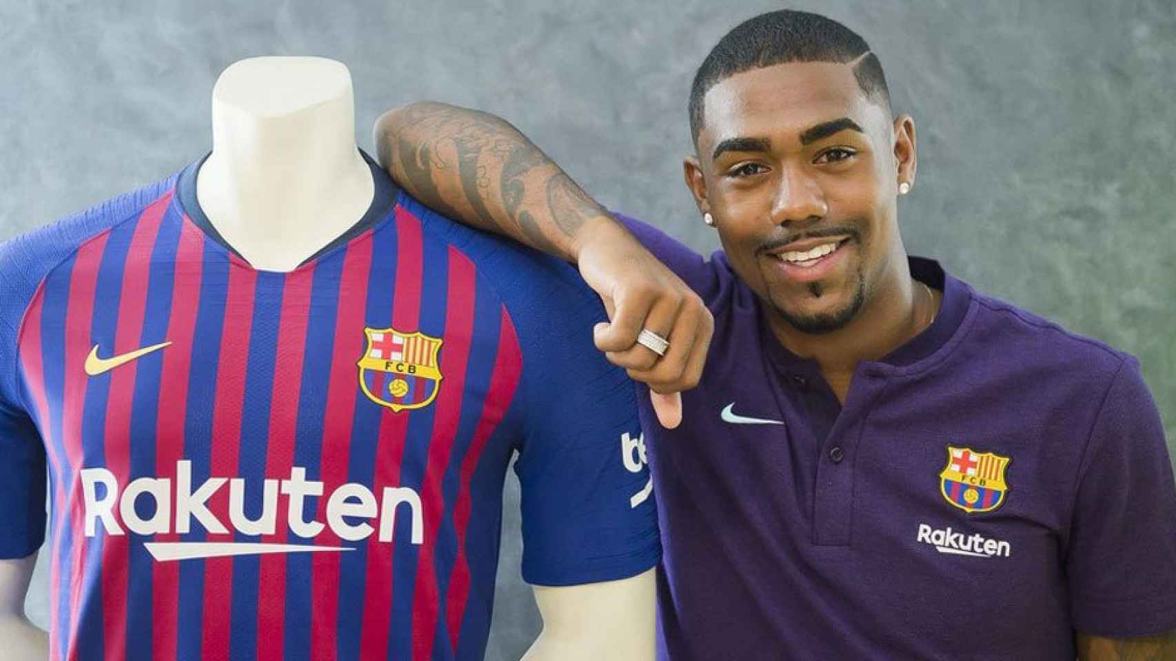 Malcom posa con la camiseta del Barça patrocinada por Rakuten / FCB