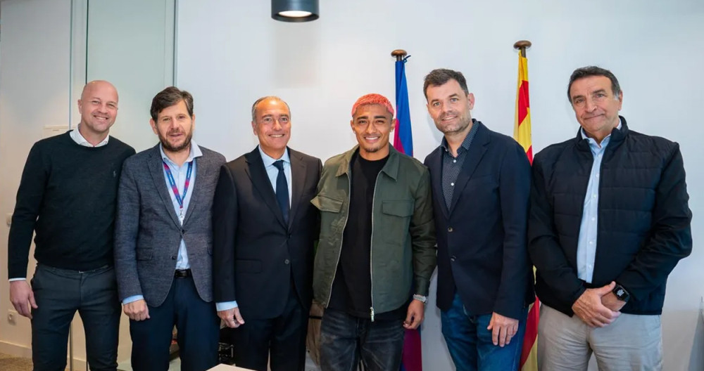 Julián Araujo posa junto a Jordi Cruyff, Mateu Alemany, Rafa Yuste, Joan Soler y Alexanco / FCB