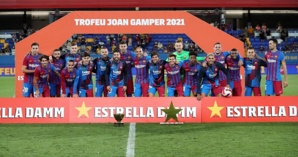 La plantilla del Barça posa con el trofeo Joan Gamper, incluidos los capitanes, tras la presentación oficial de la temporada / FCB