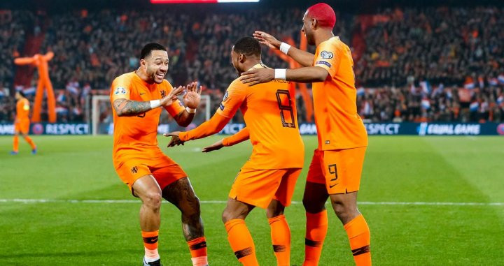 Depay y Wijnaldum celebrando un gol con la selección holandesa / Redes