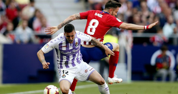 Saúl Ñíguez derriba a Sergi Guardiola durante el Atlético de Madrid Valladolid / EFE
