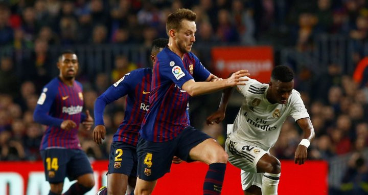 Rakitic peleando un balón con Vinicius en el Barça - Madrid / EFE
