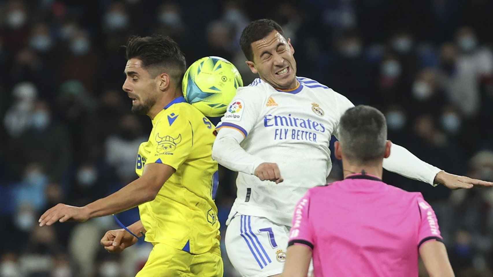 Hazard, del Real Madrid, disputando un balón contra el Cádiz / EFE