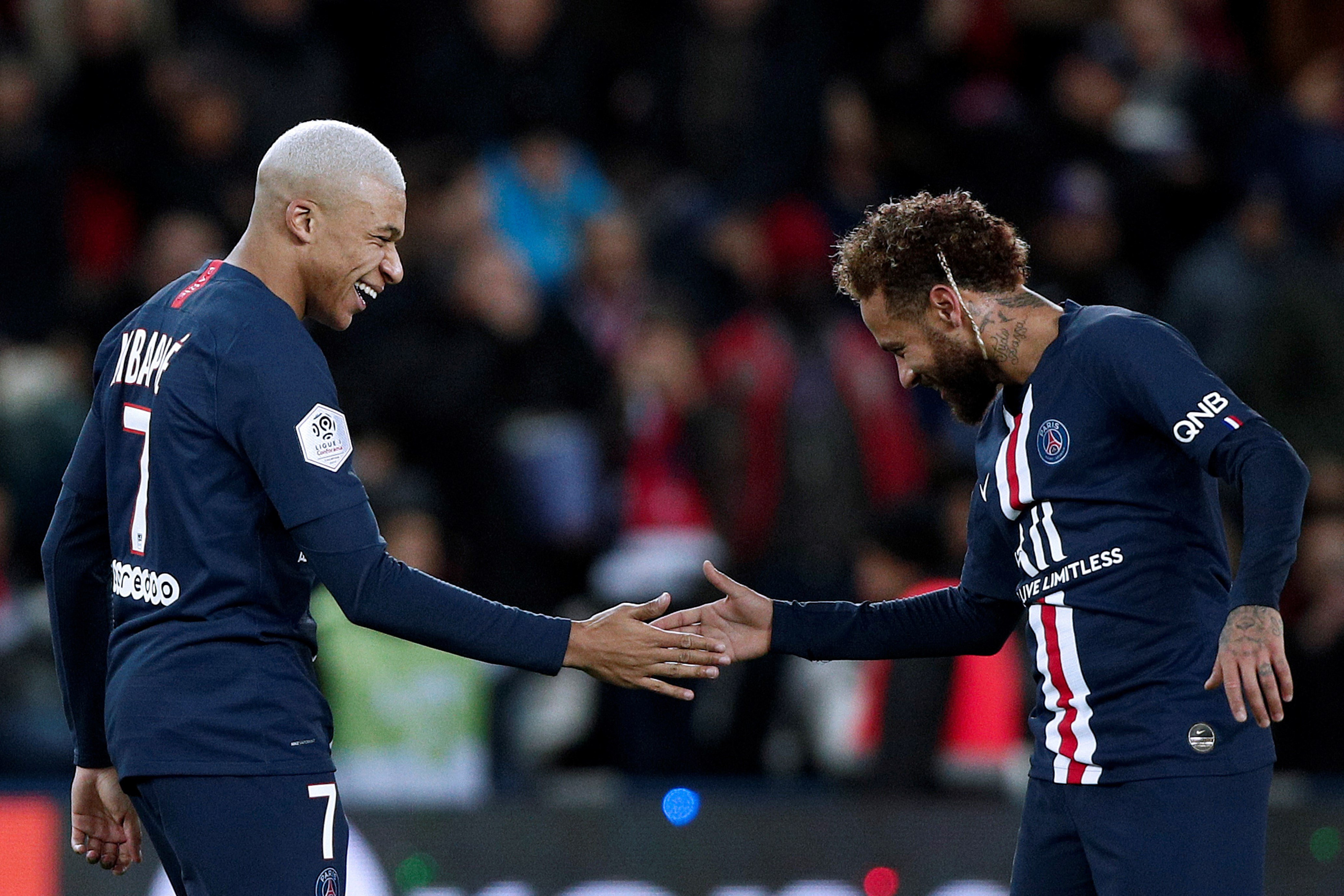 Neymar, junto a su compañero en el PSG Kylian Mbappé, celebrando un gol  / EFE