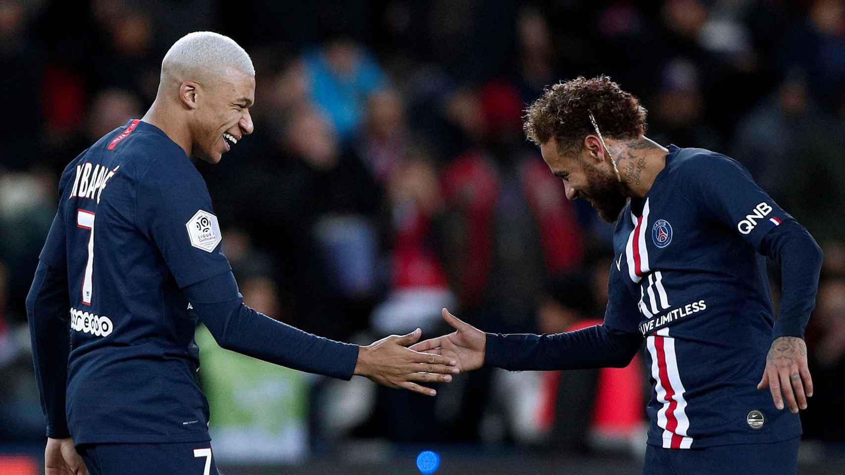 Neymar, junto a su compañero en el PSG Kylian Mbappé, celebrando un gol  / EFE