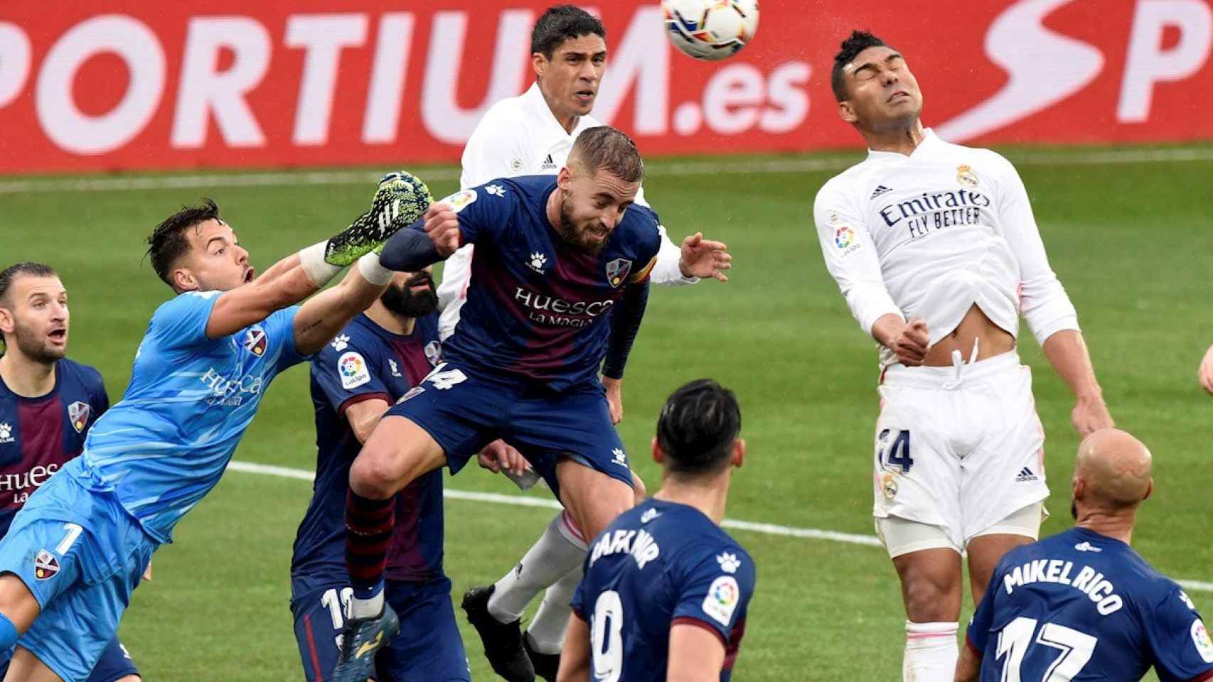 Varane y Casemiro contra el Huesca / EFE