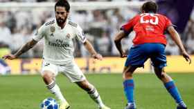 Isco conduce un balón durante un partido del Real Madrid / EFE