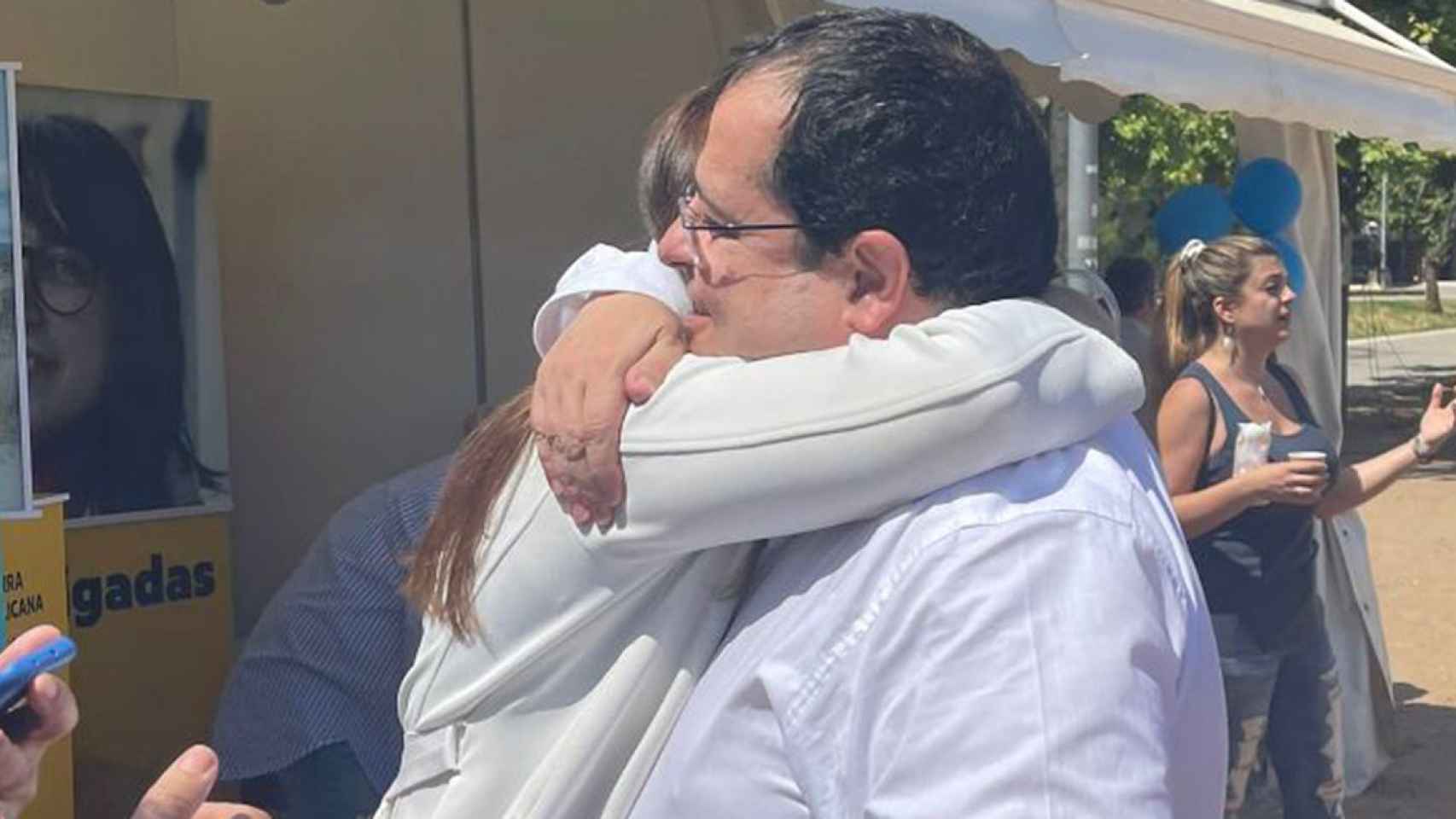 Laura Borràs abraza al consejero Joan Ignasi Elena en la Fira de Viladecans / TWITTER