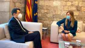 El nuevo cónsul de China en Barcelona, Zhu Jinyang, con al consejera de Acción Exterior / TWITTER