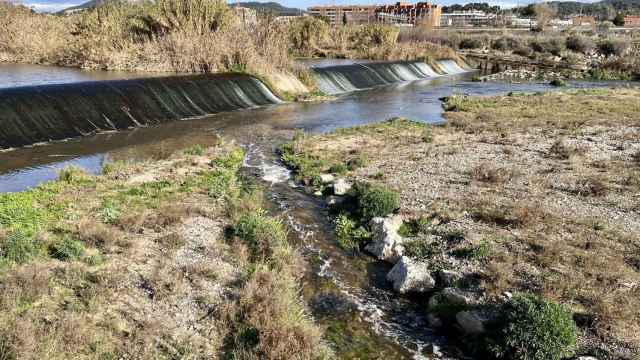 Punto donde se aboca agua regenerada al río Llobregat desde el salto de Molins de Rei  / ALBERT CANALEJO
