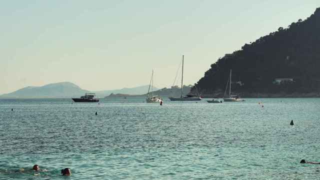 Una imagen de personas de vacaciones en la Costa Brava, España / PEXELS