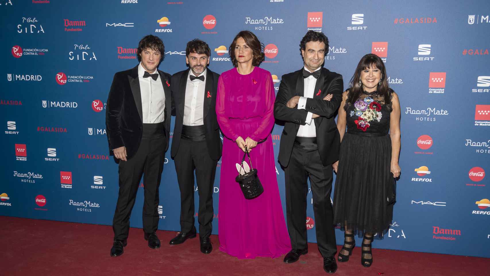 Los actores Fernando Tejero y Loles León con los presentadores de 'Master Chef' en la Gala Sida de este lunes en Madrid