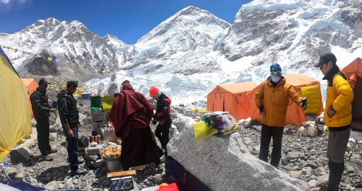 Un lama se prepara para realizar la puja de ascenso al Everest en el Campo Base / SHERPAS
