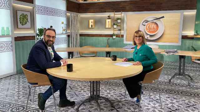 El 'conseller' de Territori Juli Fernández y la periodista Gemma Nierga en Cafè d'Idees / TVE
