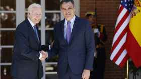 El presidente de EEUU, Joe Biden, saludando al del Gobierno español, Pedro Sánchez, a su llegada al Palacio de la Moncloa en Madrid, ciudad en la que se celebra la cumbre de la OTAN hasta el jueves 30 de junio / EFE - Ballesteros