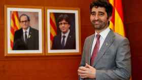 El vicepresidente de la Generalitat Jordi Puigneró (JxCat), junto a los retratos de Quim Torra y Carles Puigdemont / EFE