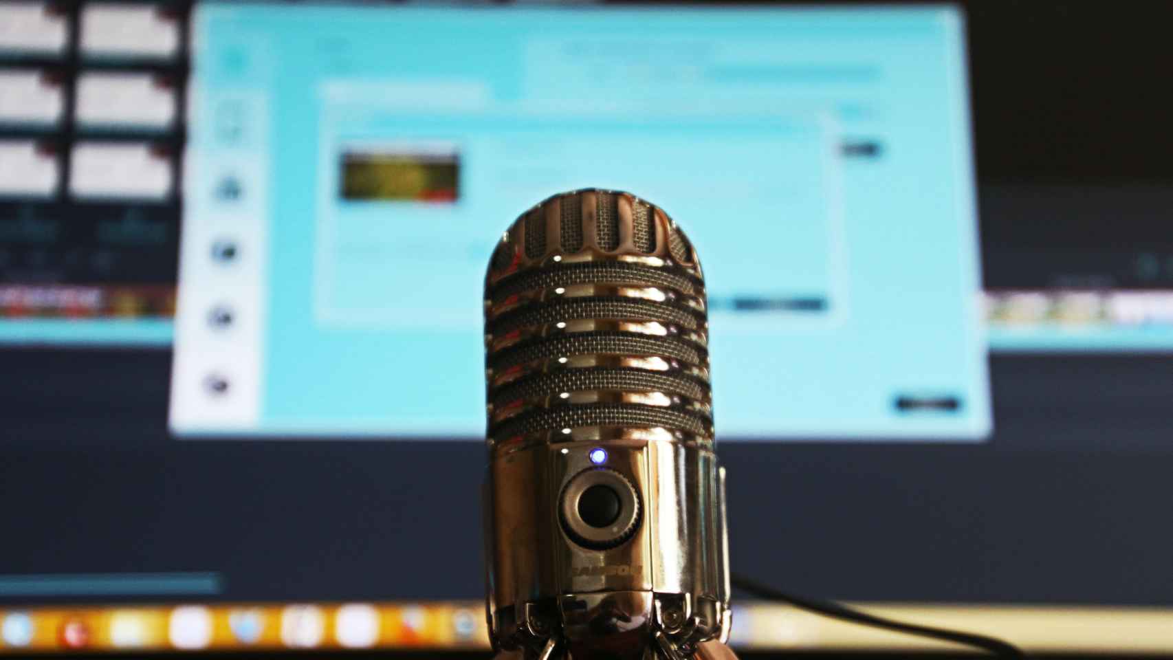 Un estudio con un micrófono para grabar un podcast / PEXELS