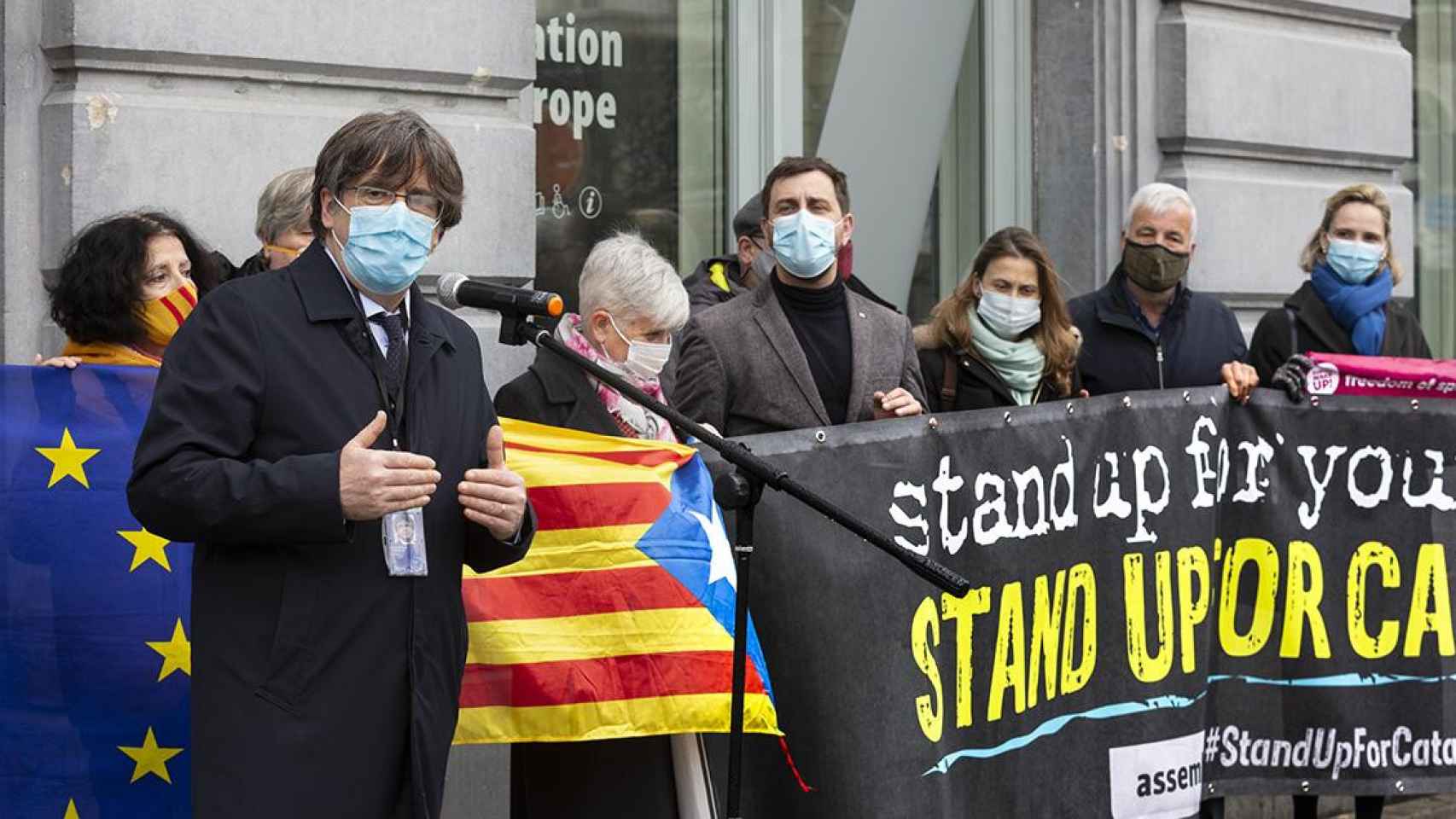 El expresidente de la Generalitat Carles Puigdemont junto a los 'exconsellers' Clara Ponsatí, Toni Comín y otros independentistas durante una protesta frente al Parlamento Europeo por suspender su inmunidad, en Bruselas / EUROPA PRESS