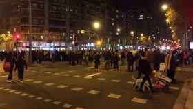 Manifestantes independentistas, en la 86ª noche de cortes en la Meridiana de Barcelona / @CDRCatOficial