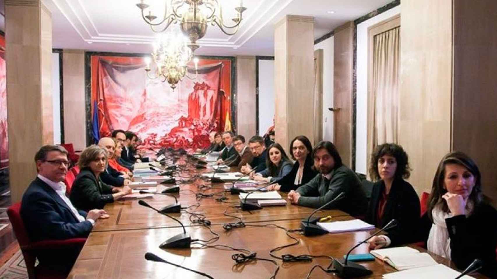 La nutrida delegación de PSOE, Podemos, Compromís e IU durante las negociaciones en el Congreso de los Diputados.