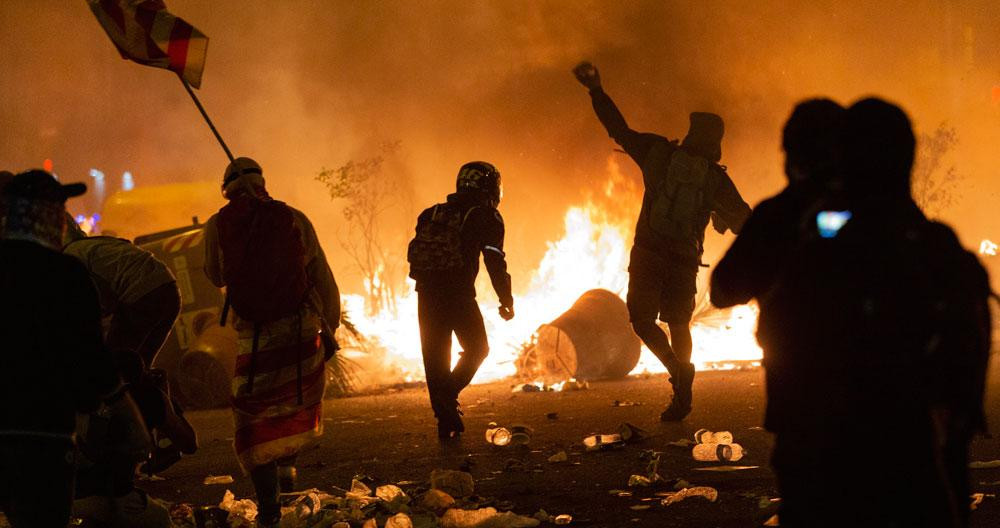 Violencia urbana durante las protestas tras la condena del 1-O/ David Zorrakino (Europa Press)