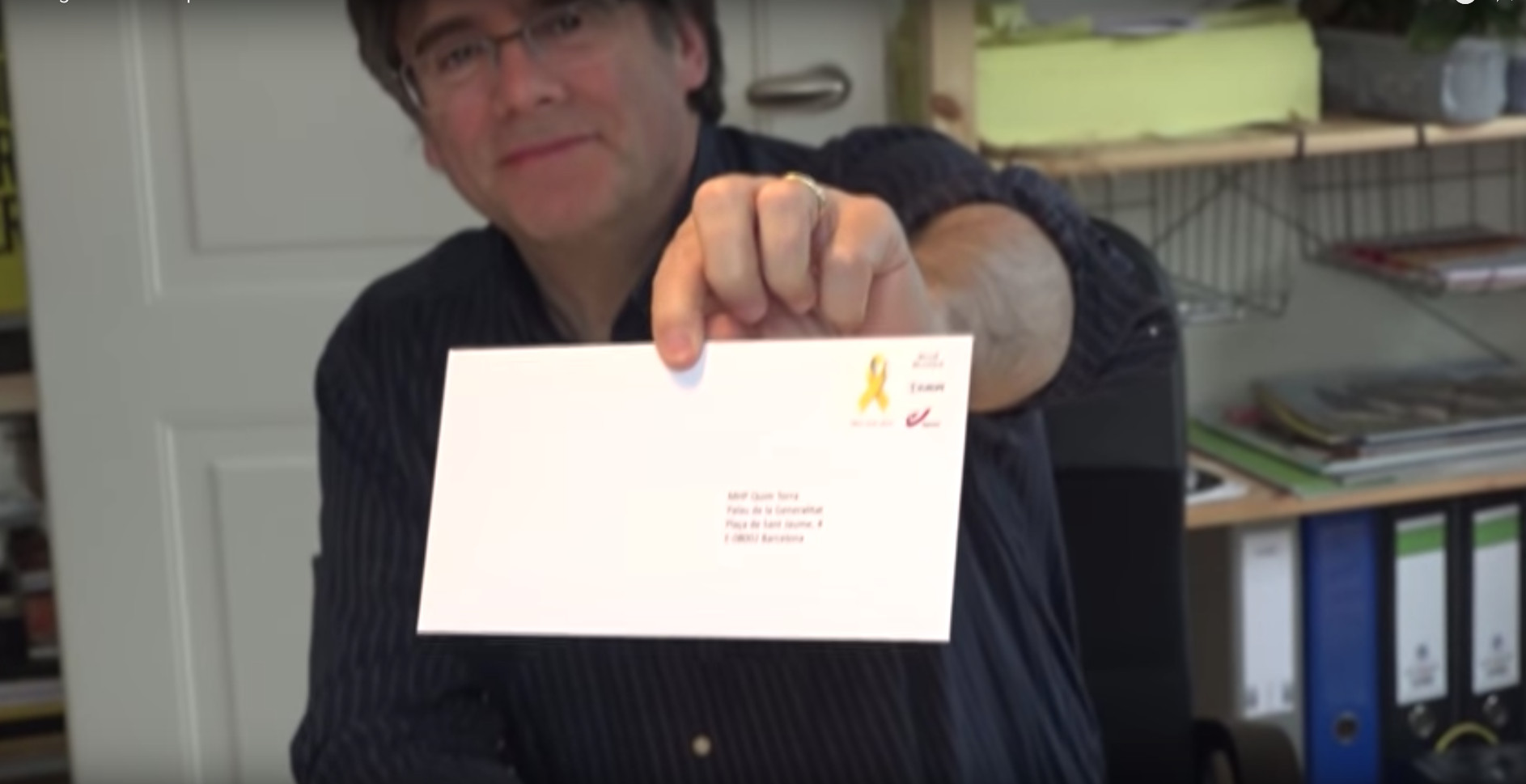 Puigdemont, mostrando una carta con el denominado sello de la república catalana / @ConsellxRep