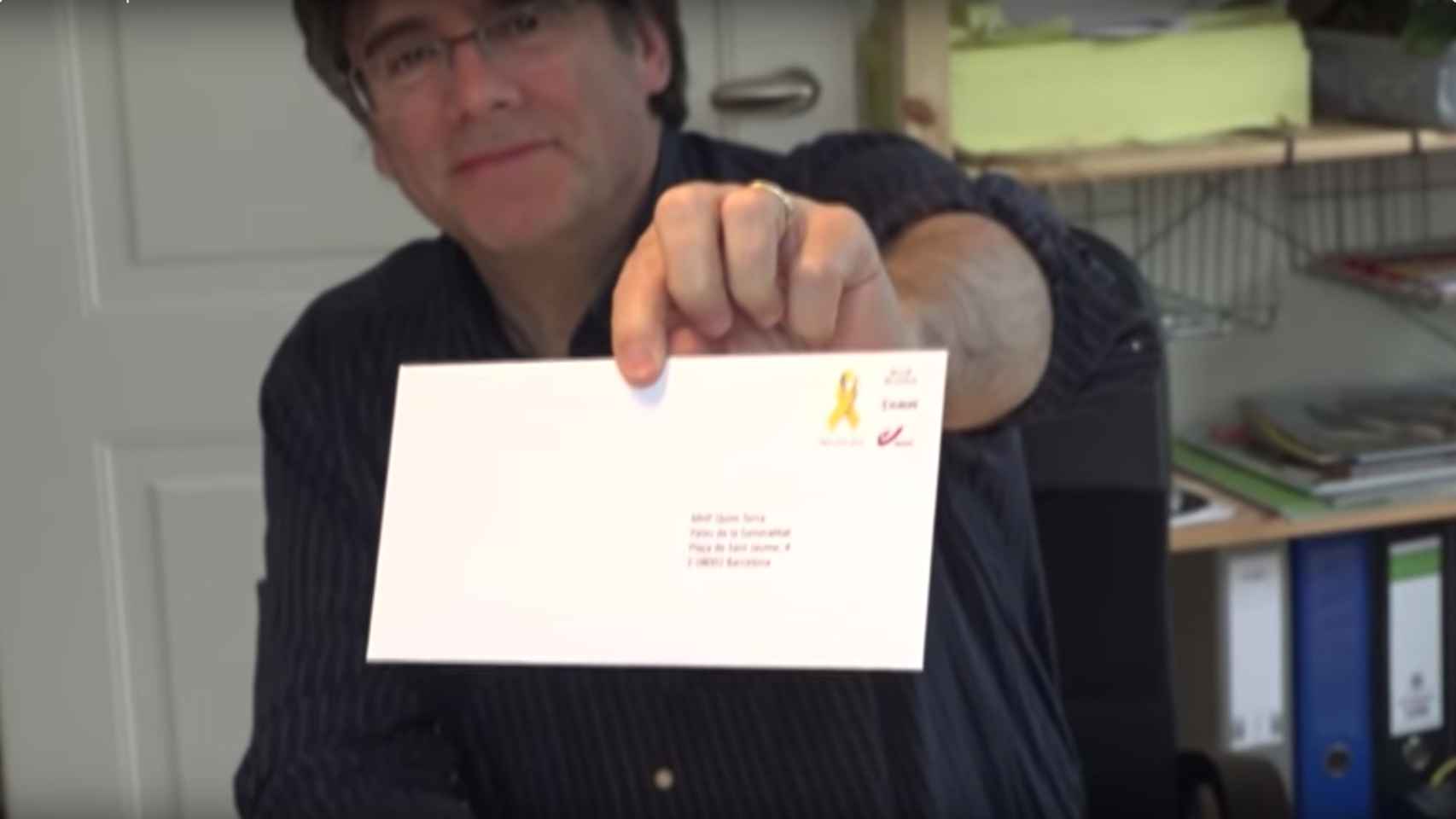 Puigdemont, mostrando una carta con el denominado sello de la república catalana / @ConsellxRep