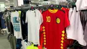 La única camiseta 'inspirada' en la selección española que se encuentra en el establecimiento de Primark de Diagonal Mar de Barcelona antes del Mundial de Fútbol / CG