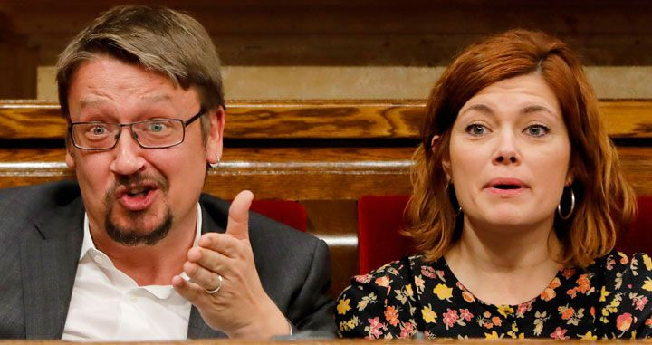 Xavier Domènech, líder de CatComú en el Parlamento catalán, junto a Elisenda Alamany / EFE