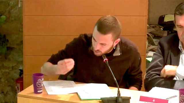 Albert Arce, consejero de la CUP, durante su intervención en la reunión del distrito de Horta-Guinardó. Arran alardea del edificio que le regaló Colau / CG