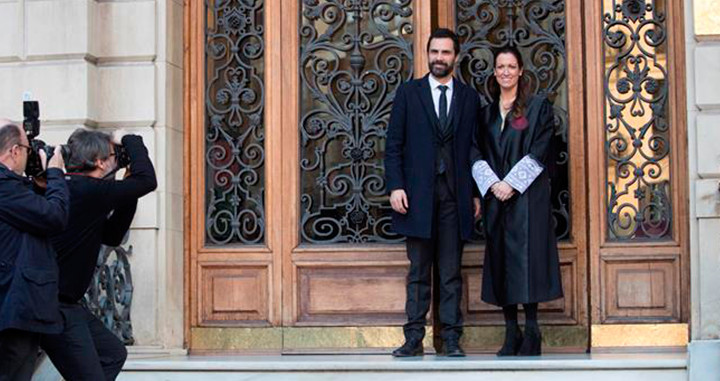 El presidente del Parlament, Roger Torrent, junto a la decana del Colegio de Abogados de Barcelona, Maria Eugenia Gay