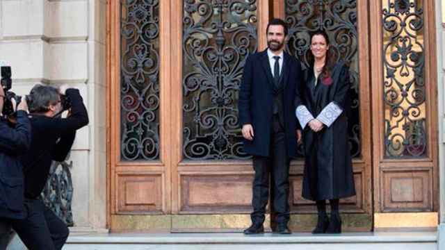 El presidente del Parlament, Roger Torrent, junto a la decana del Colegio de Abogados de Barcelona, Maria Eugenia Gay