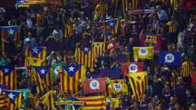 Despliegue de símbolos independentistas en el partido Girona Barça de ayer en Montilivi / EFE