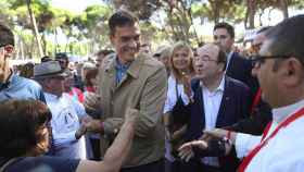 El secretario general del PSOE, Pedro Sánchez (i), y el primer secretario del PSC, Miquel Iceta (d), llegan a la Fiesta de la Rosa de los socialistas en Gavà / EFE