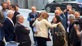 Susana Díaz es saludada por simpatizantes a su llegada a la sede del PSC en Barcelona / CG
