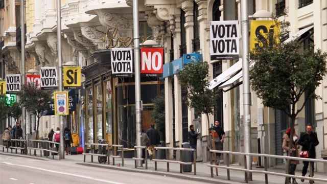 Banderolas sobre la consulta popular en las calles de Madrid / EP