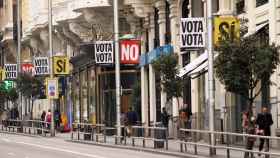 Banderolas sobre la consulta popular en las calles de Madrid / EP