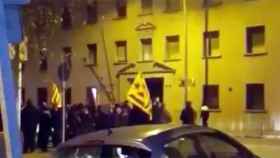 Un grupo de independentistas se manifiesta ante el cuartel de la Guardia Civil en Manresa / AUGC