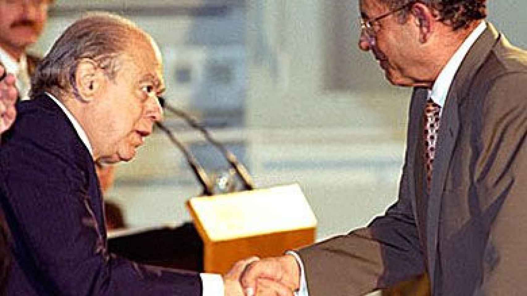 El ex presidente de la Generalitat Jordi Pujol (CDC), entregando la Creu de Sant Jordi de 1999 a Fèlix Millet
