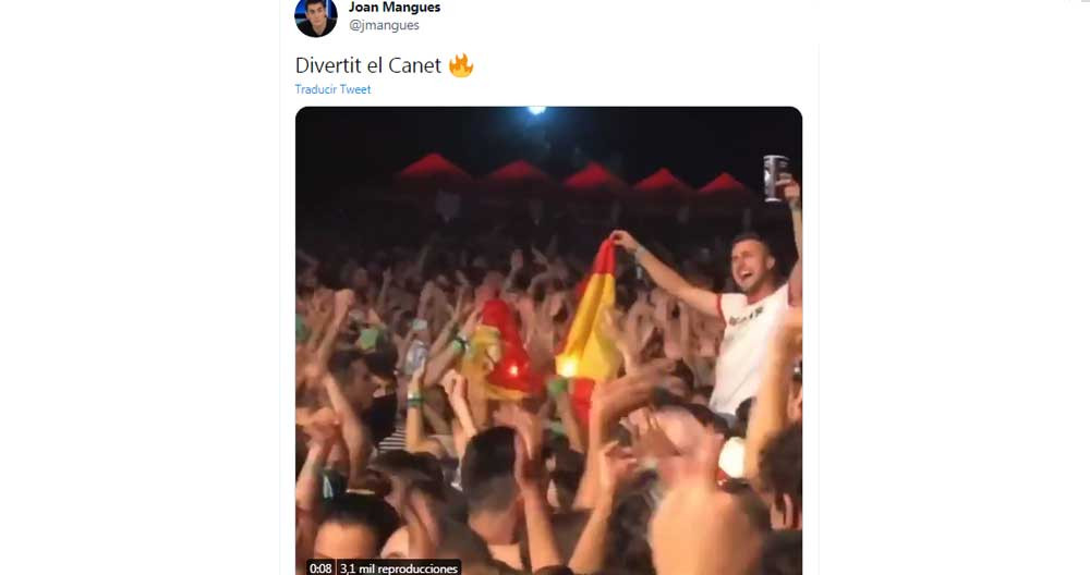 El 'influencer' secesionista Joan Mangues, considerando divertido la quema de una bandera en el festival Canet Rock / TWITTER