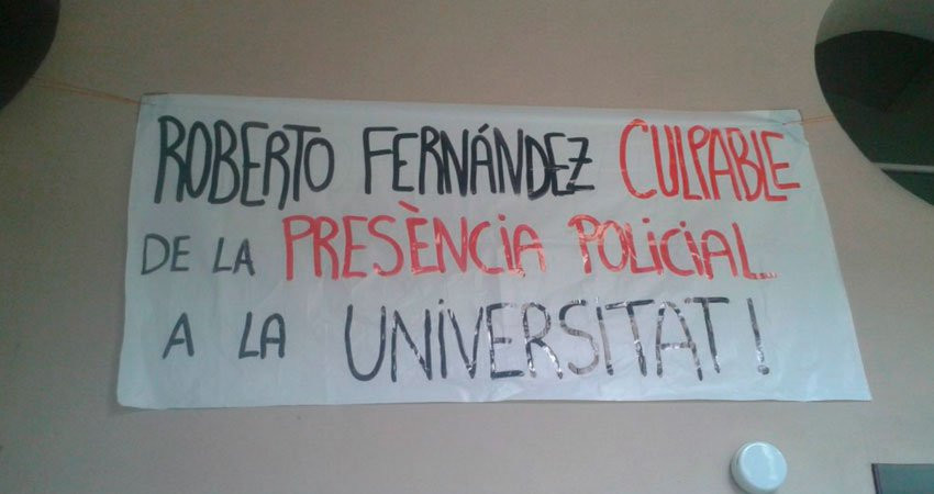 Pancarta contra Roberto Fernández en su etapa de rector de la Universidad de Lleida.