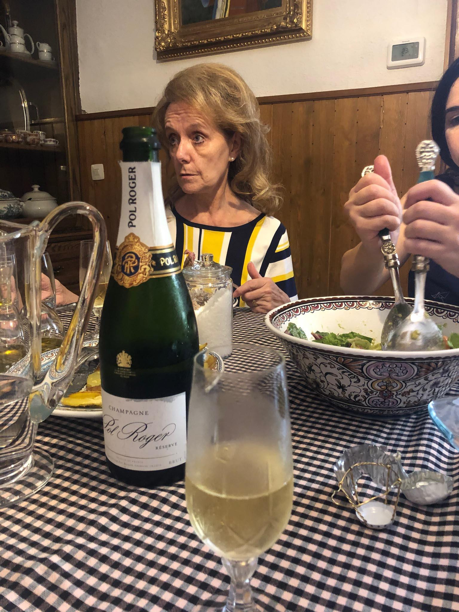 La exconsejera de Cultura, Mariàngela Vilallonga, brinda con champán en una celebración familiar / TWITTER