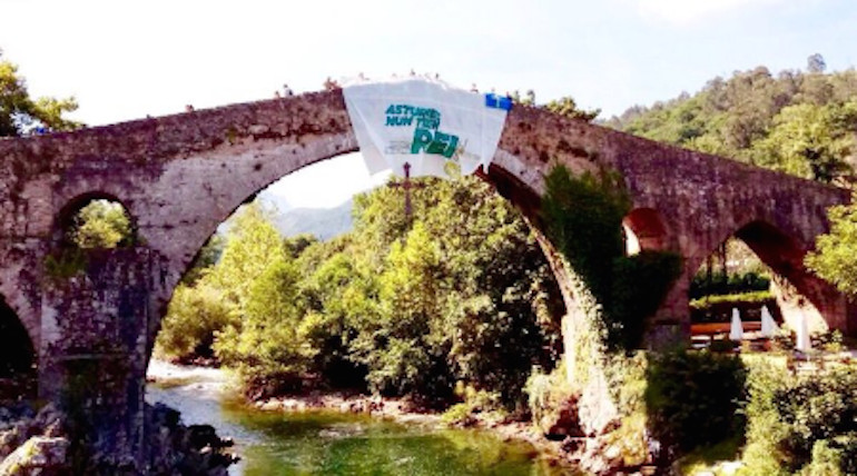 Una imagen de la pancarta en el puente de Cangas de Onís