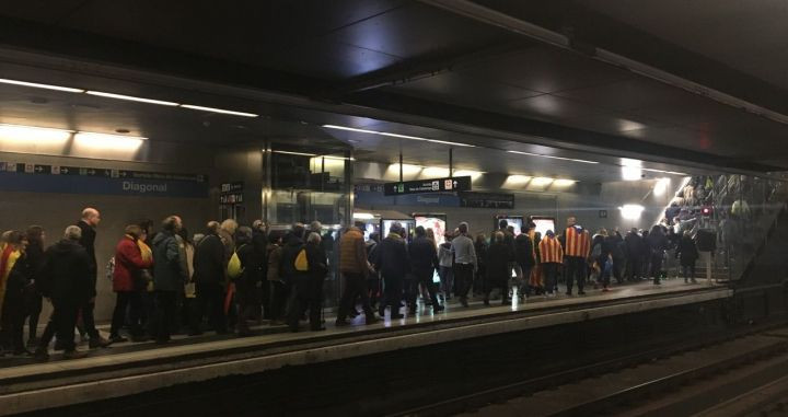 El andén del metro de Barcelona lleno de gente que acude a la manifestación por la detención de Carles Puigdemont / CG