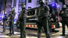 Agentes de la Brimo de los Mossos d'Esquadra, en una operación policial en Barcelona / EFE