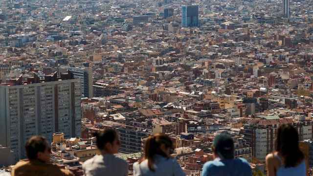 Varias personas observan la ciudad de Barcelona desde los búnkeres del Carmel / EFE