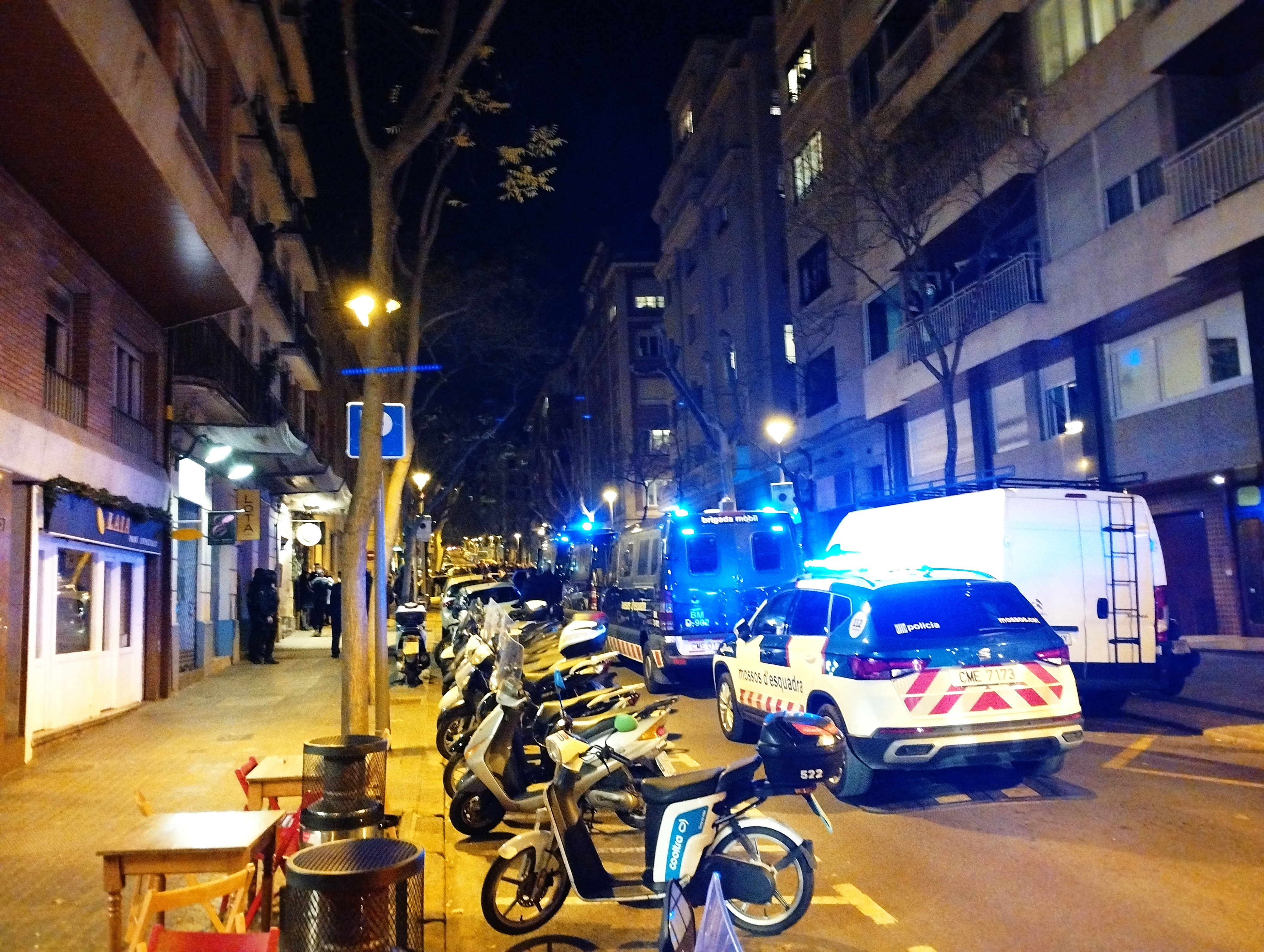 La calle Amigó, acordonada por la policía tras el secuestro / VR - CG
