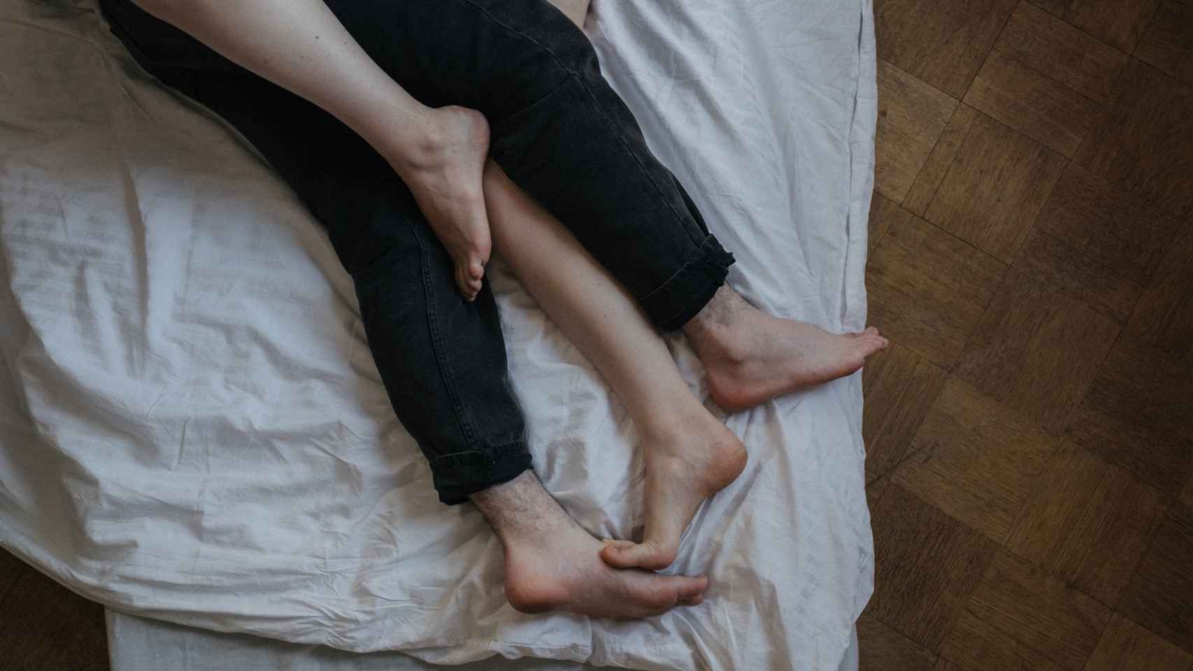 Una pareja estirada en la cama / PEXELS