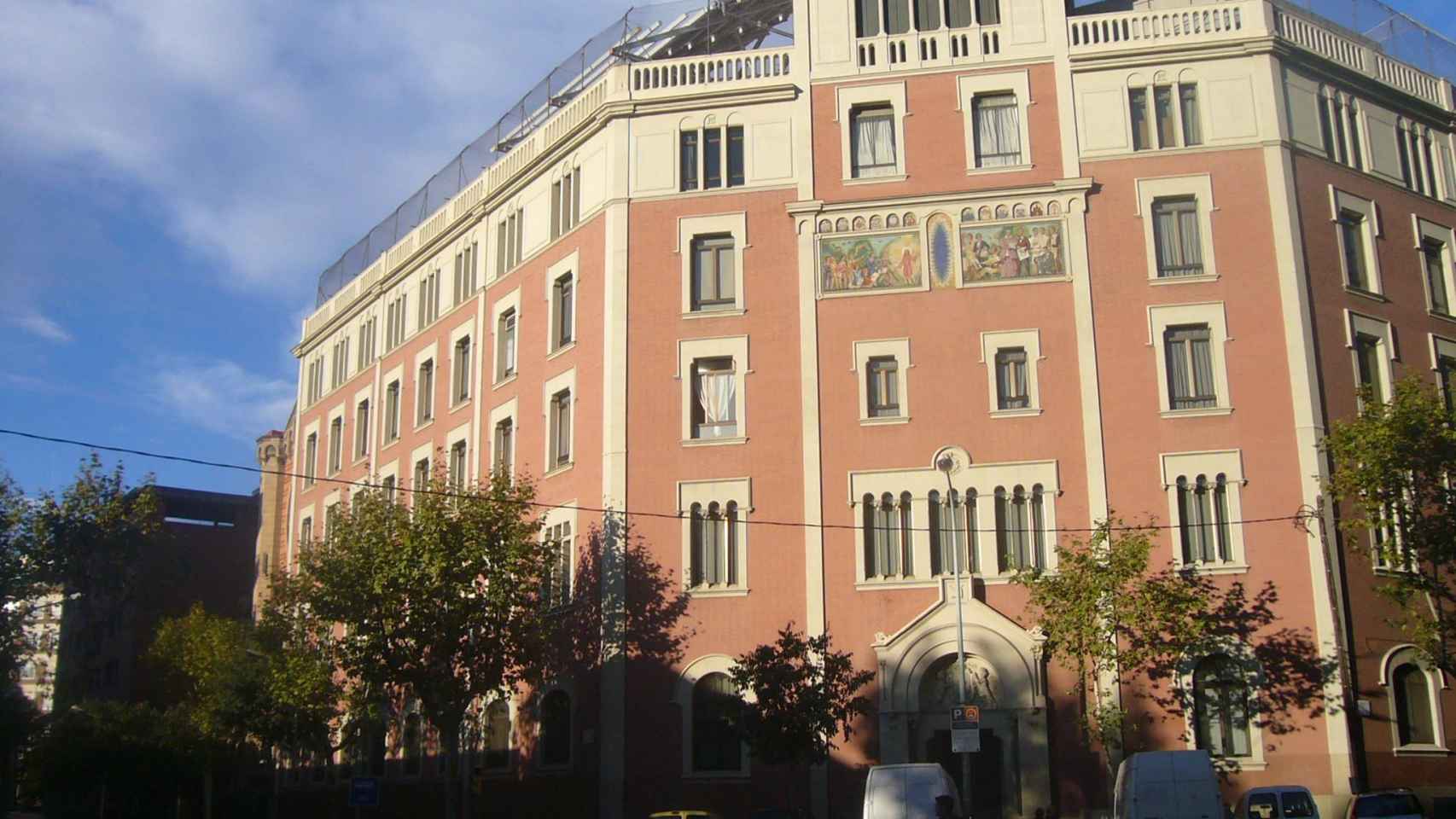 Una imagen de la fachada del Col·legi Claret de Barcelona, cuyo director dice que el profesor apartado también está sufriendo / WIKIPEDIA
